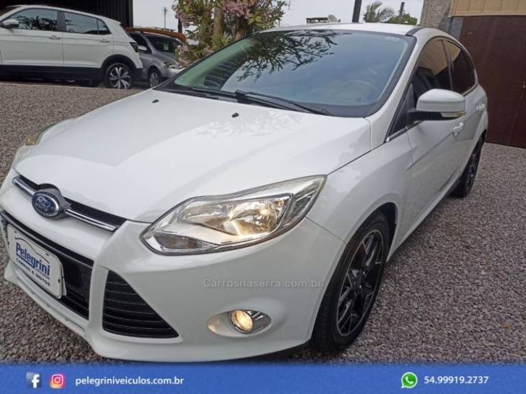 FORD - FOCUS - 2014/2015 - Branca - R$ 62.000,00