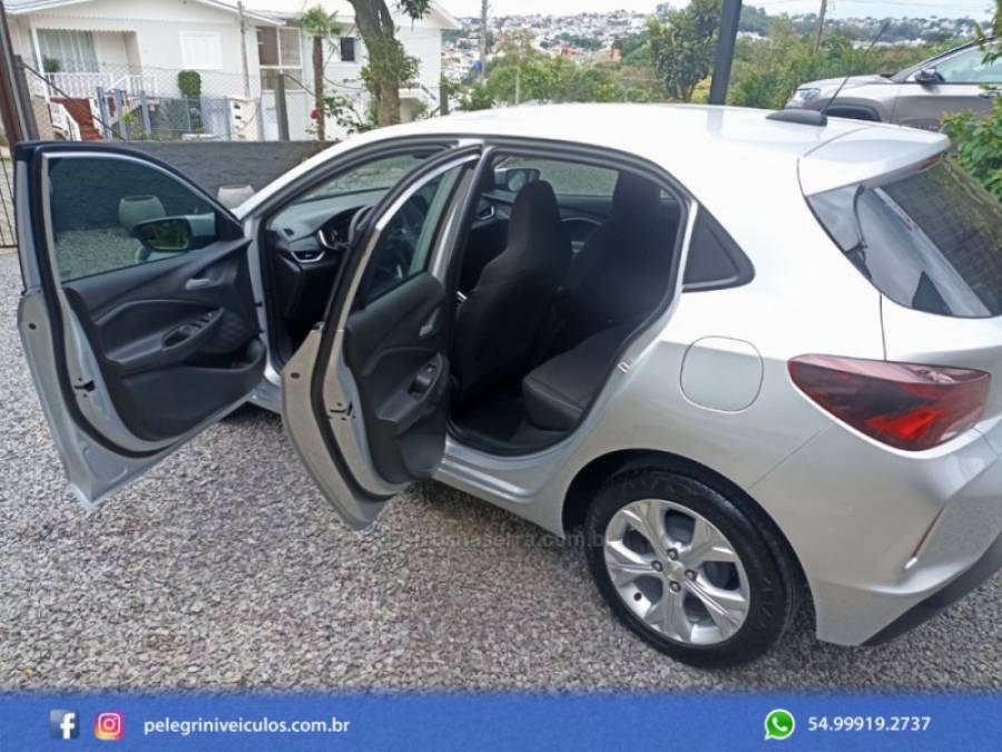 CHEVROLET - ONIX - 2022/2023 - Prata - R$ 83.500,00