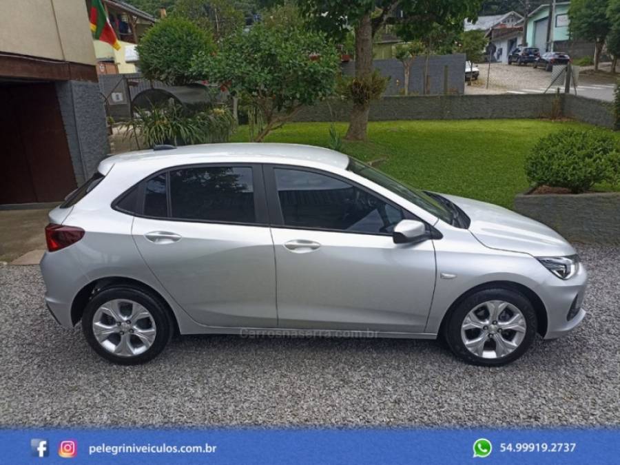 CHEVROLET - ONIX - 2022/2023 - Prata - R$ 83.500,00