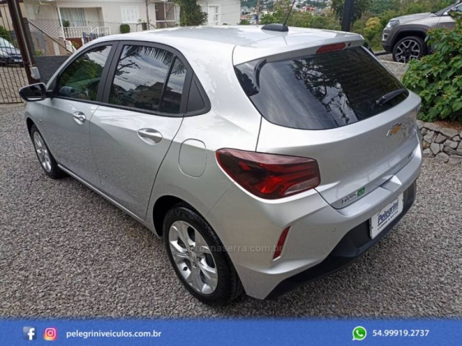 CHEVROLET - ONIX - 2022/2023 - Prata - R$ 83.500,00