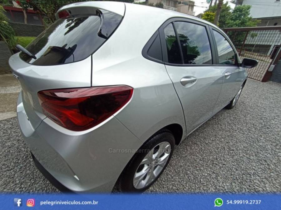 CHEVROLET - ONIX - 2022/2023 - Prata - R$ 83.500,00